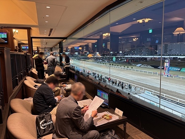貴賓室で競馬観戦