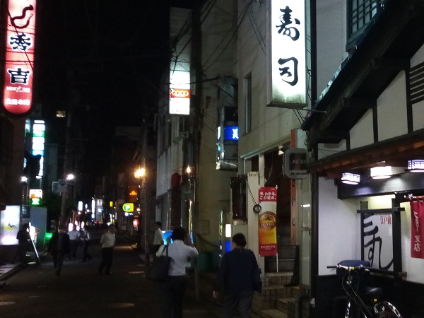 人通りは少ないですが夜の街は営業中