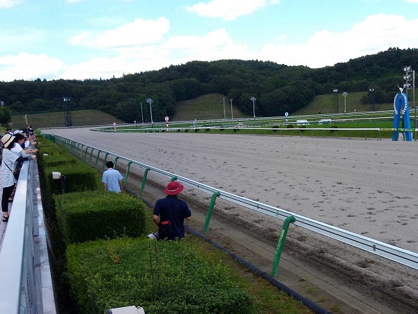 3番の候補者のひとり横川典視さん＝赤い帽子