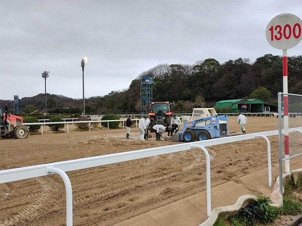 雨のなか作業中