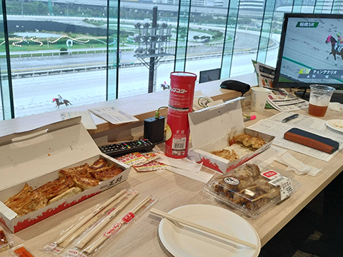 餃子と焼鳥で楽しい競馬