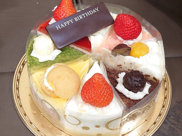 パドックでケーキ