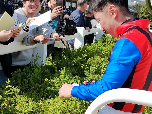 レース後は上機嫌でサイン会