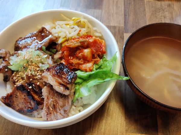 金沢競馬場の焼肉丼