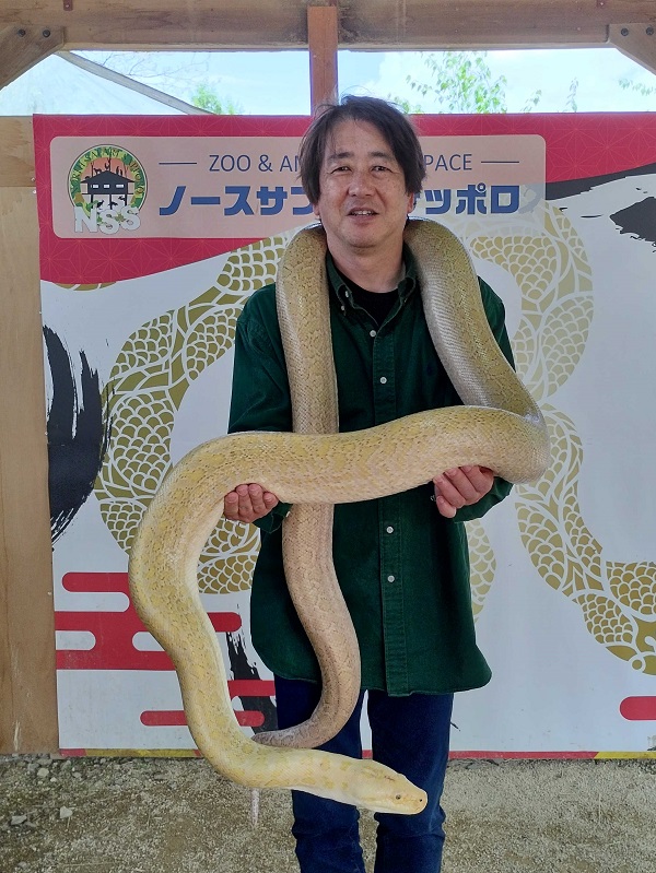 ヘビと一緒に記念写真
