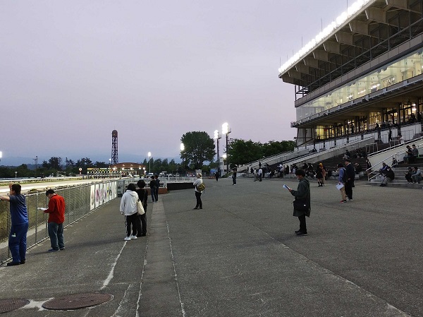夕方の金沢競馬場