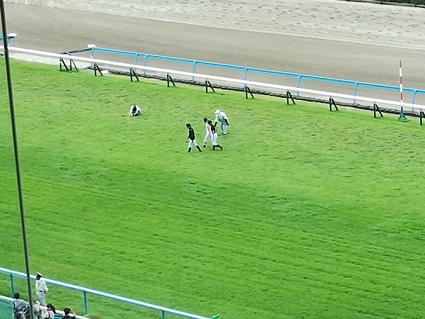 芝コースに人がいる