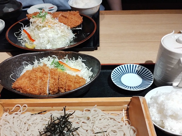 ごはん＆味噌汁＆キャベツはお代わり自由