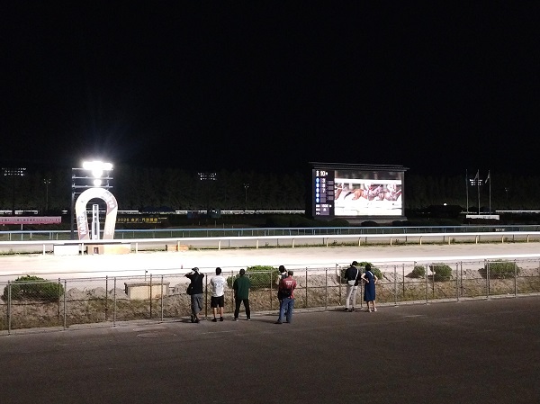 月曜日の金沢競馬場はガラガラ