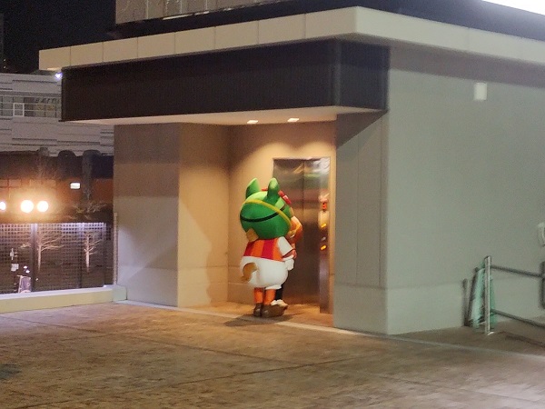 エレベータを待つキャロッタくん