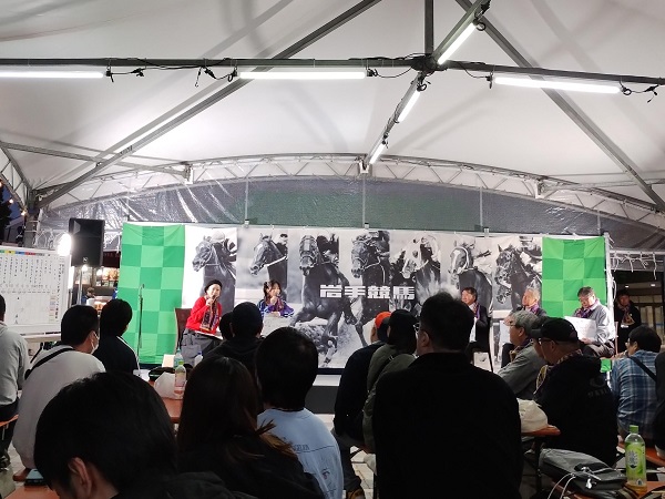 予想ステージを観覧中