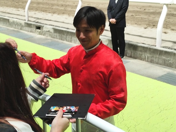 山崎騎手がファンサービス