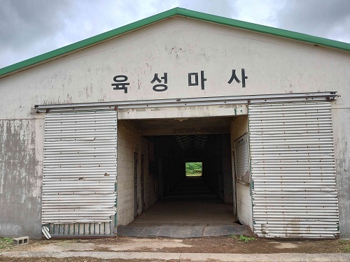 育成馬舎と書いてあります