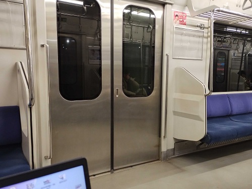 揺れが激しいオフィス