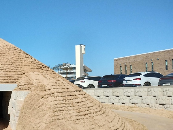 茶色の建物が事務所