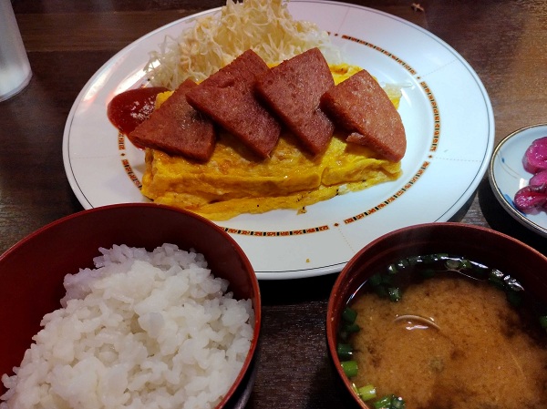 昼食はポークたまご定食
