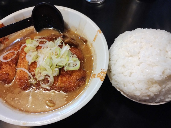 木曜日の昼食は味噌トンカツラーメンセット