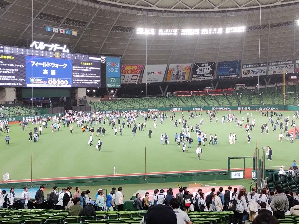 グラウンドを横切って駅に行きます