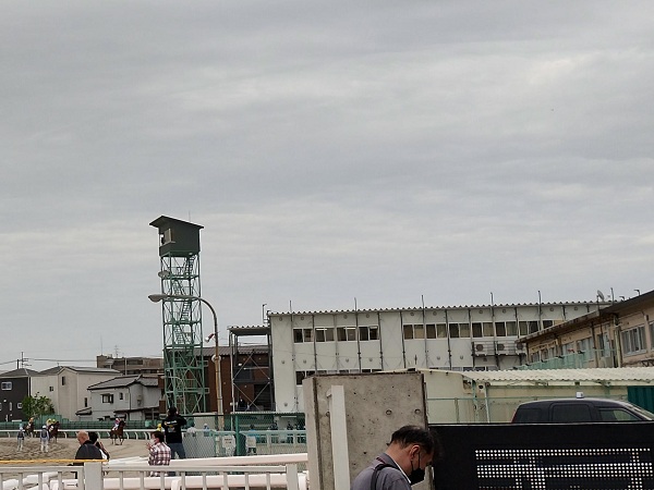 奥に仮設の業務エリアが