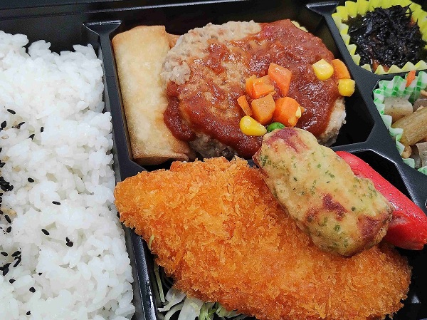 セリ終了後に余ったお弁当を食べます