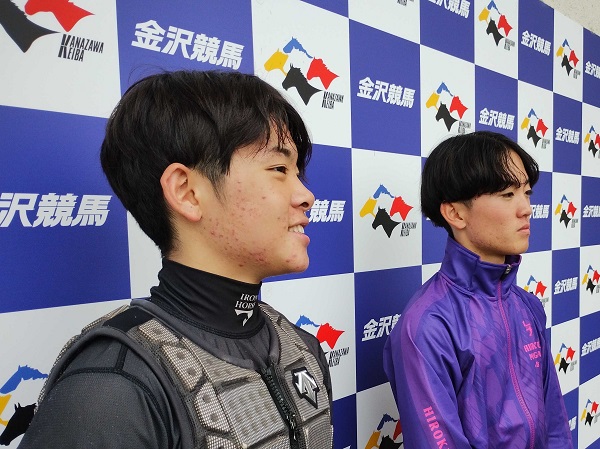 高知の城野慈尚騎手＝手前と近藤翔月騎手